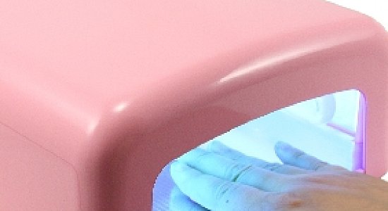 УФ лампа в процессе наращивания ногтей УФ лампа в процессе наращивания ногтей