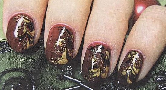 Простой рисунок для коротких ногтей - Праздничная ветвь Простой рисунок для коротких ногтей - Праздничная ветвь