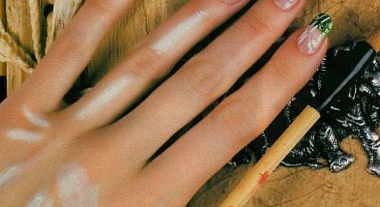 Рисунок на ногтях - Зеленый френч с прорисовкой Рисунок на ногтях - Зеленый френч с прорисовкой