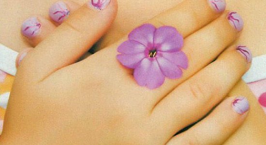 Детский рисунок на ногтях -  Нежный цветок