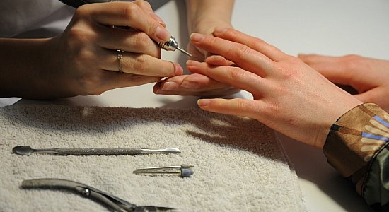 Маникюр с помощью специального аппарата Маникюр с помощью специального аппарата