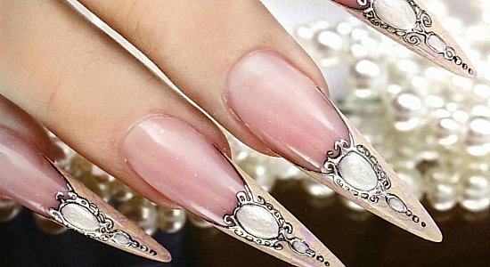 Маникюр со стразами для невесты Маникюр со стразами для невесты
