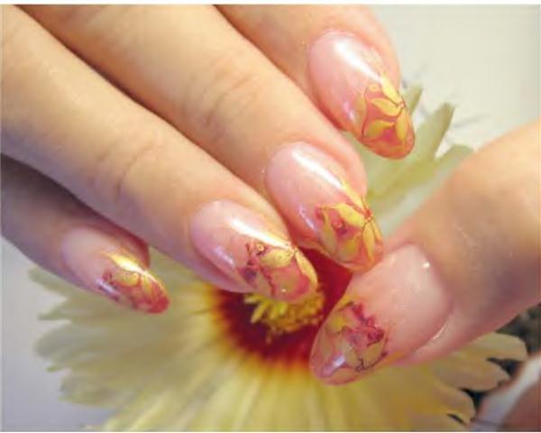 Ногти с сухоцветами 2024. Маникюр с сухоцветами. Прозрачные ногти с сухоцветами. Осенние ногти с сухоцветами. Желтые ногти с сухоцветами.