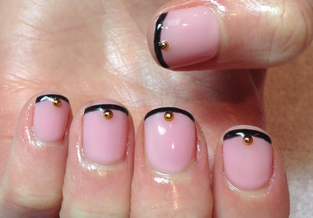 Маникюр на короткие пухлые пальцы. Маникюр на короткую пластину. Ногти на короткую пластину. Незаметный маникюр на коротких ногтях. Маникюр на короткие широкие ногти.